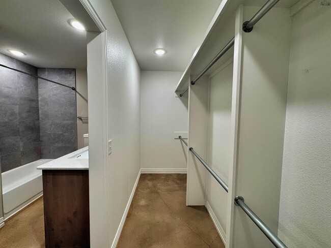 Building Photo - 406 E China St