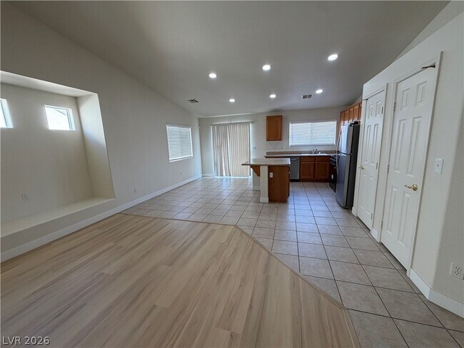 Building Photo - 513 Lava Beds Way