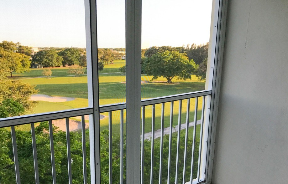 Building Photo - 3000 N Palm Aire Dr