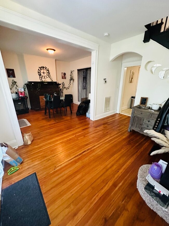 Building Photo - Beautifully Renovated 3bdrm/2.5bth Home Located in Richmond's North-side w/Balcony!