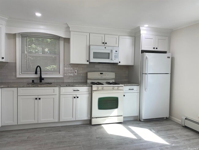 Building Photo - 46 Roosevelt Ave