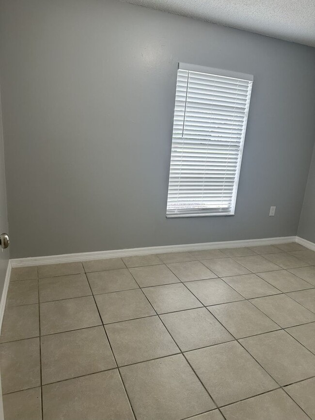 Building Photo - 3 Bedroom, 2 Bath Townhouse – Southeast Or...