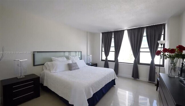 Building Photo - 3505 S Ocean Dr