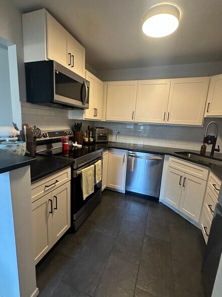 Building Photo - 2030 Ridge Dr