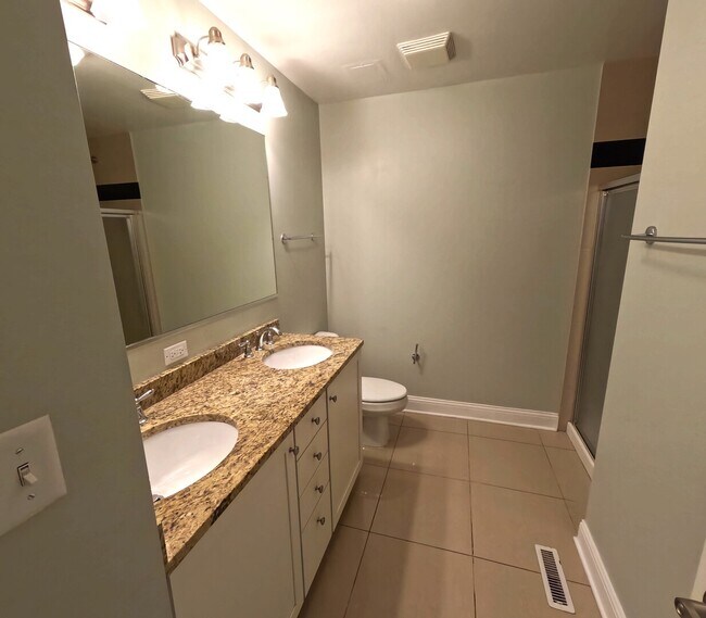 Building Photo - 851 N La Salle Dr