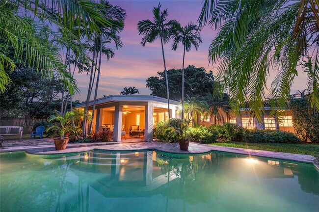 Building Photo - 1612 E Lake Dr