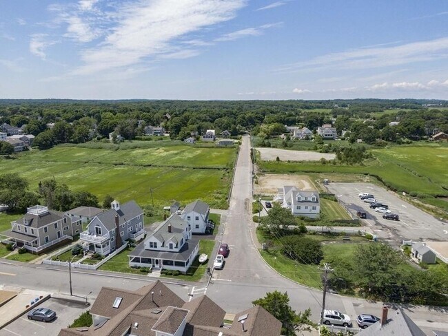 Building Photo - 63 Glades Rd