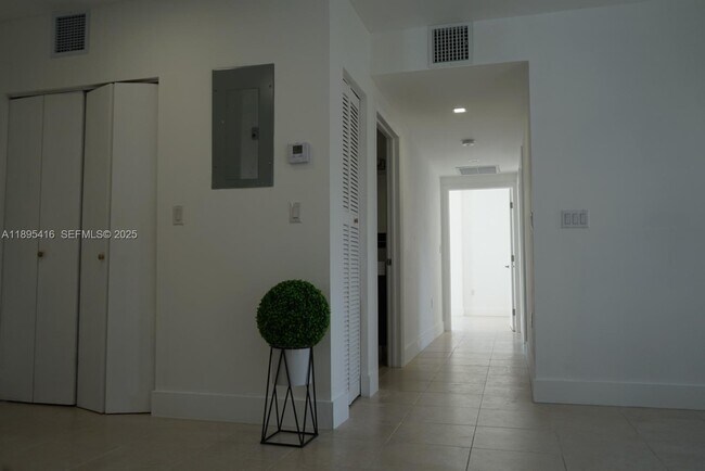 Building Photo - 1450 NE 147th St