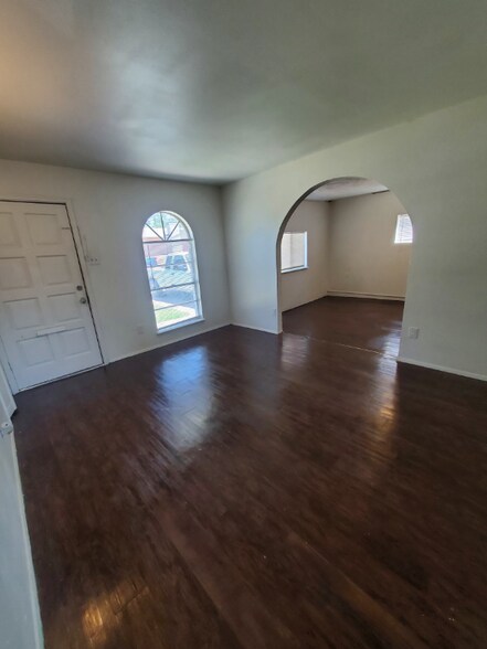 Building Photo - 4001 Salem Dr