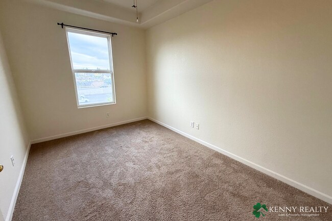 Building Photo - Townhome in the Peninsula's Most Walkable Neighborhood