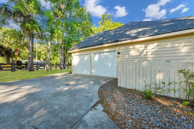 Building Photo - Richmond Hill Beauty: 4-Bedroom Home with Stunning Lagoon Views!