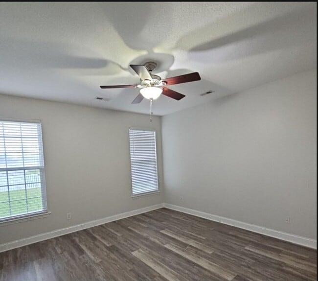 Building Photo - Rental in Desireable Hunters Ridge