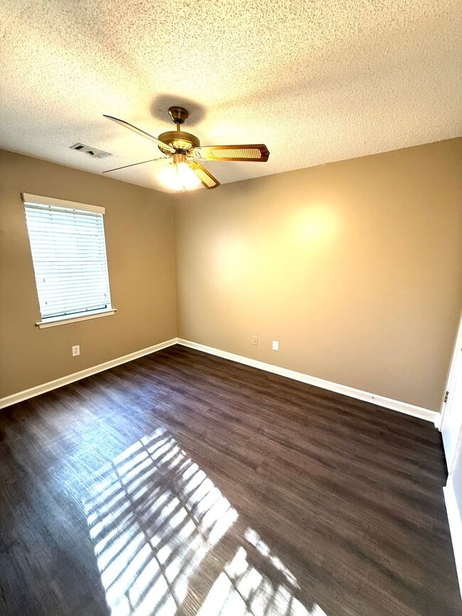 Building Photo - ** 3 bed 2 bath located in Millbrook ** Ca...
