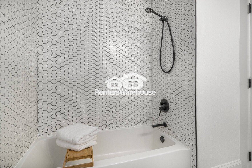 Building Photo - 5677 S Park Pl