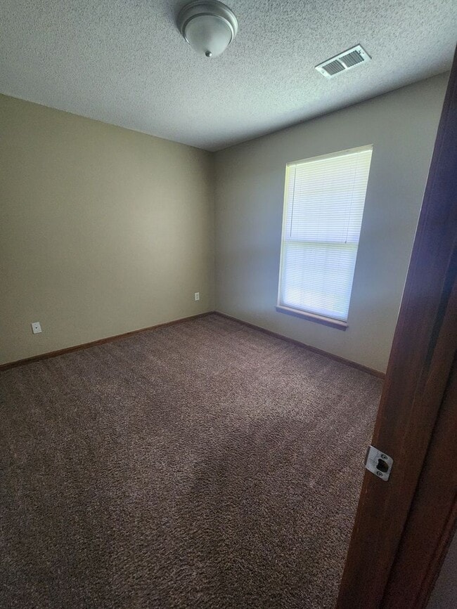 Building Photo - 3 Bedroom 2 Bath Duplex in Oak Grove