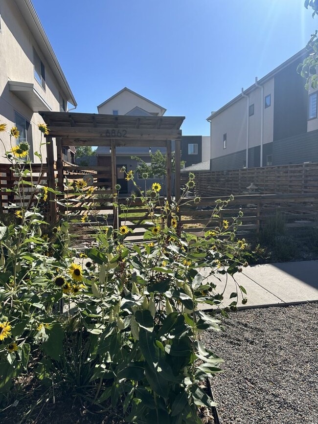 Building Photo - Move In READY!!!   Single family home in s...