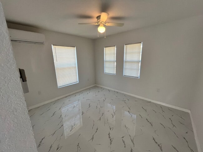 Building Photo - 2025 W Bermuda Rd