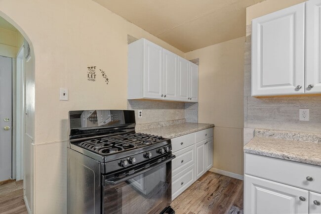 Building Photo - Your Timeless Haven in St. Paul for $2,599/month! $250 OFF 1st MONTH!