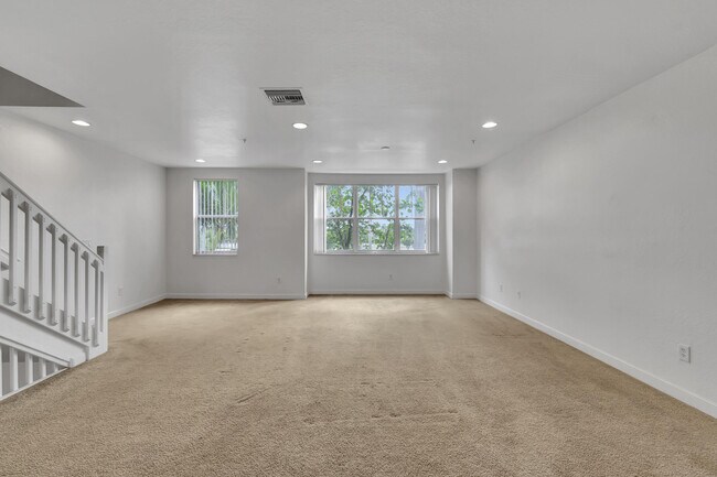 Building Photo - 770 Millbrae Ct