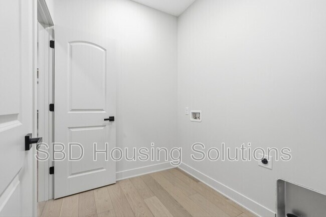 Building Photo - 1412 NE Ernest Way