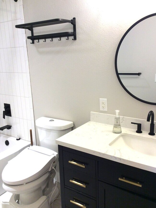 Building Photo - Le and Delisi - Bellevue Duplex