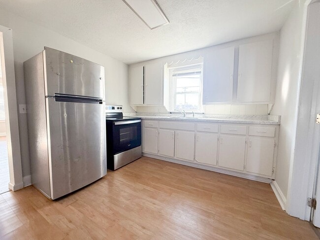 Building Photo - 4 Bedroom Two-Story Home with Large Yard, Lawn Care Included