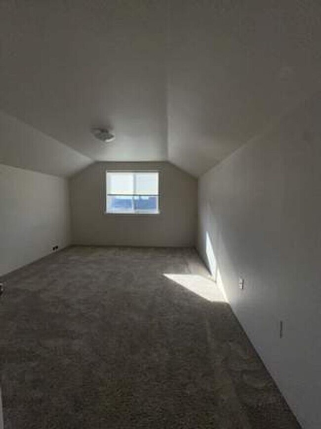 Building Photo - Dog Friendly Property!