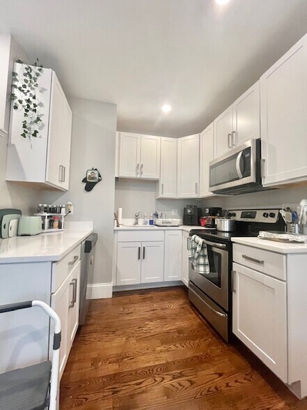 Primary Photo - 1566 Tremont St