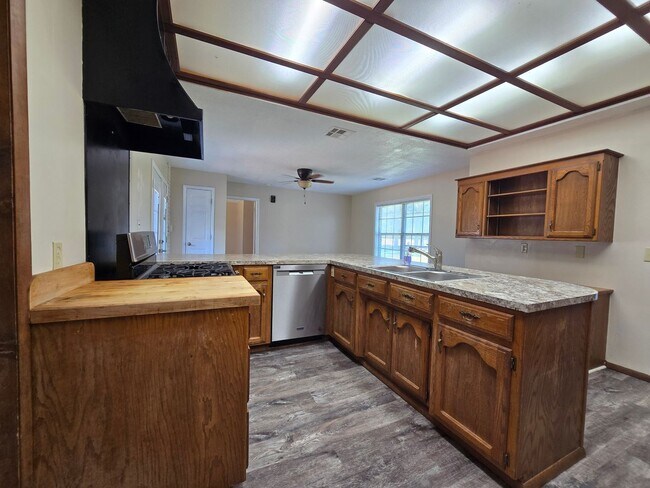 Building Photo - 3 Bedroom 2 Bath home in Asher!