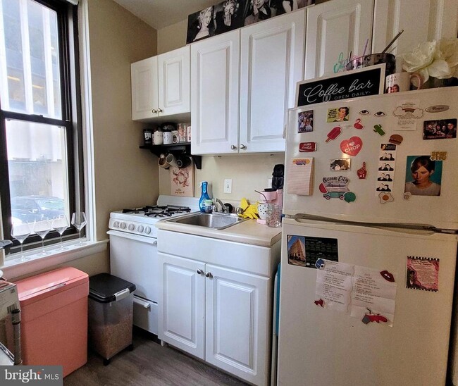 Building Photo - 135 S 19th St