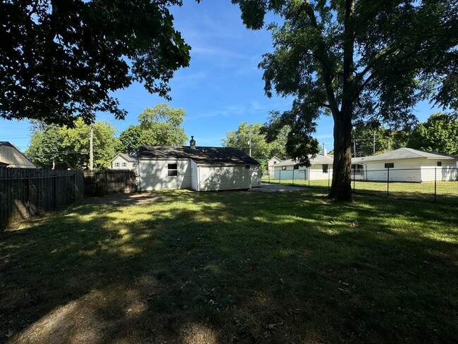 Building Photo - 2 bed, 1 bath Home in Elkhart IN   ACCEPTING SECTION 8