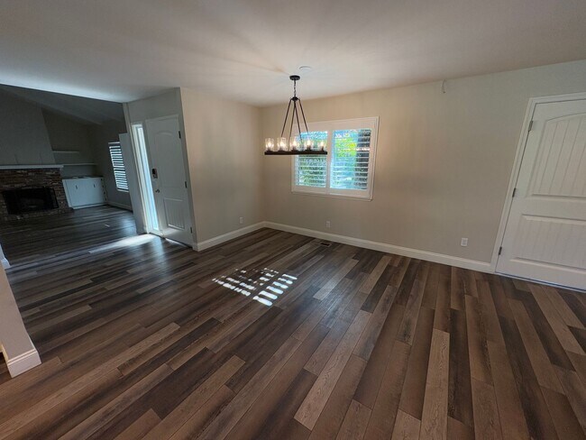 Building Photo - NW Visalia Home Near Country Club coming soon!