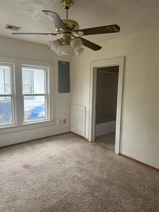 Building Photo - 815 Sunset Dr