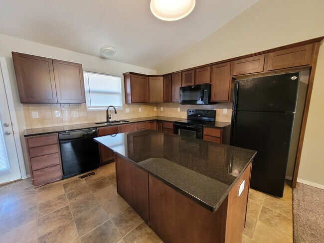 Building Photo - $1575 - 4 bedroom/ 2 bathroom - Gorgeous q...
