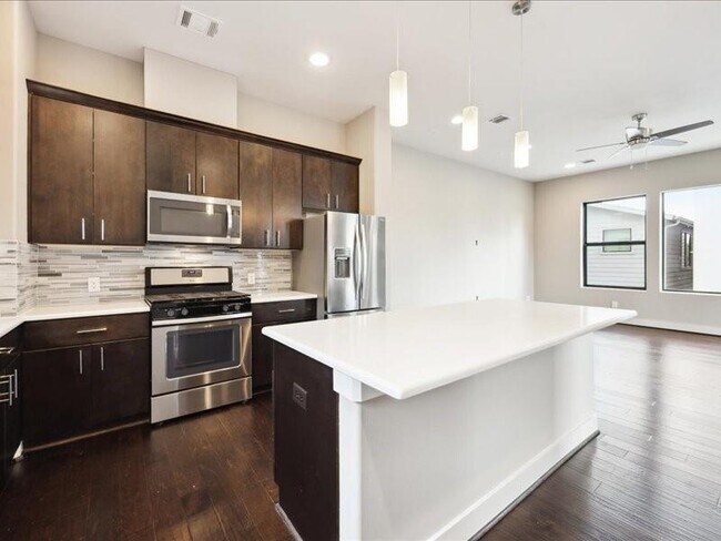 Building Photo - 3212 N MacGregor Way