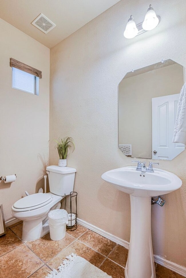 Building Photo - Westside area for Short or Long Term Rental (Completely Furnished) Beautiful 3 bed/2.5 baths plus...