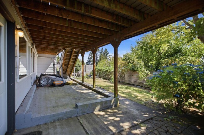 Building Photo - Spacious 4 Bed 2.5 Bath Home with Panoramic Views in Magnolia