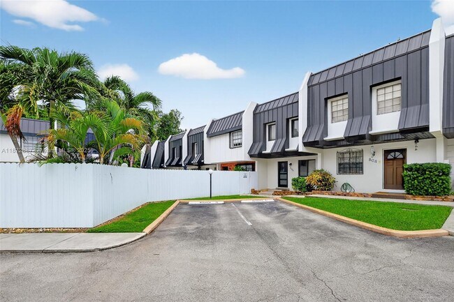 Building Photo - 6667 Miller Dr