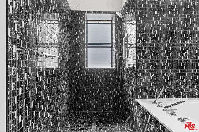 Building Photo - 548 Rose Ave