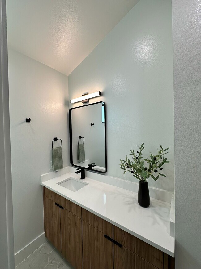 Building Photo - 2702 N Carroll Ave