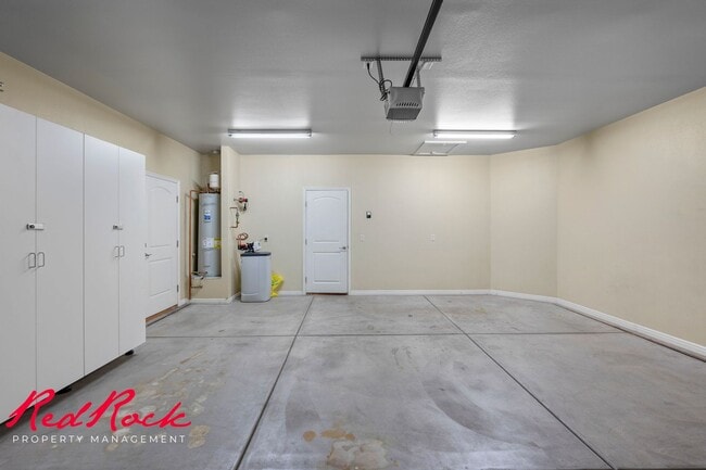 Building Photo - Sun River 2 Bedroom Home with Bonus Den! First Class Amenities!