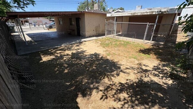 Building Photo - 3 bedroom 1 bathroom house located near E. California Ave/ Mt Vernon Ave