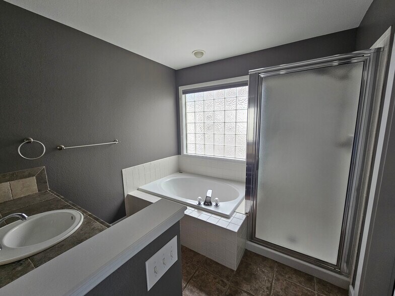 Building Photo - 1138 Lakecrest Ct