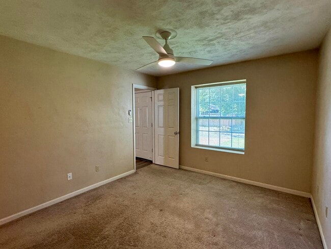 Building Photo - 2910 Richview Park Cir N