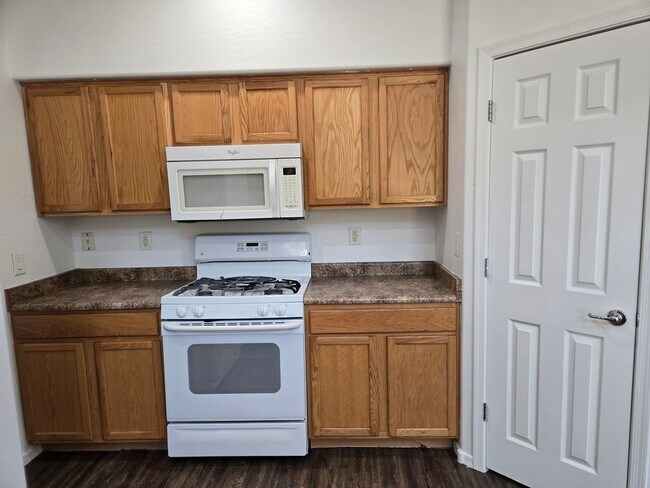 Building Photo - Spacious 4 bed, 3 full bath home in New Ri...