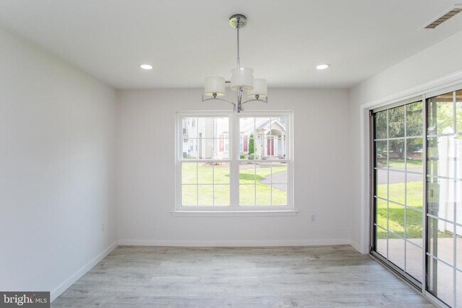 Building Photo - 605 Julian Dr E