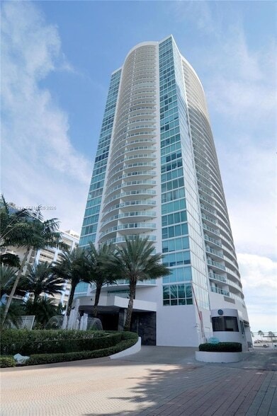 Building Photo - 2101 Brickell Ave