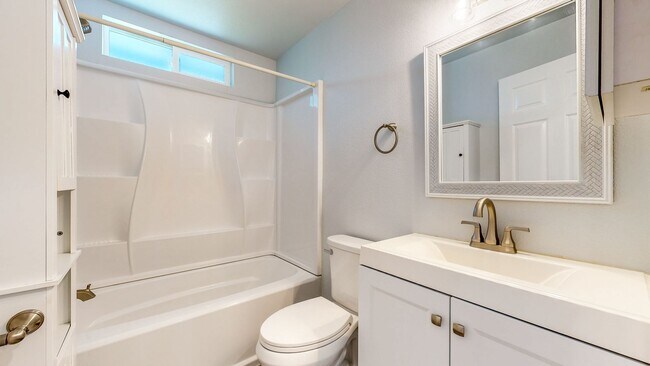 Building Photo - Gated and fully remodeled 1 bedroom 1 bath...