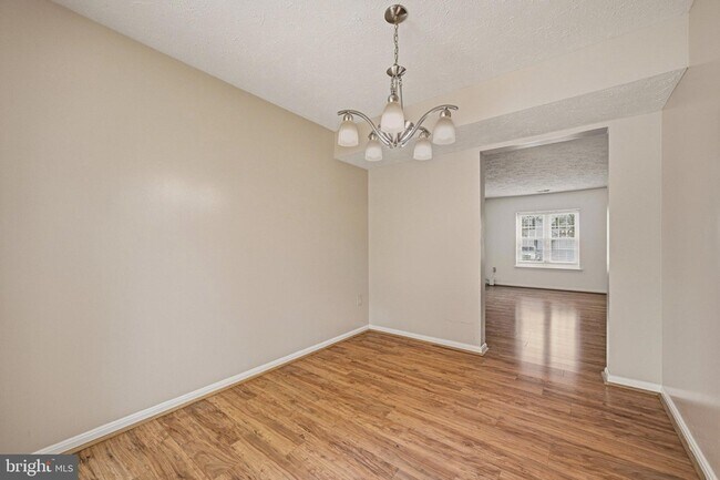 Building Photo - 16 Meadowside Ct