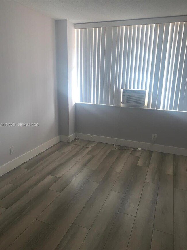 Building Photo - 2025 NE 164th St